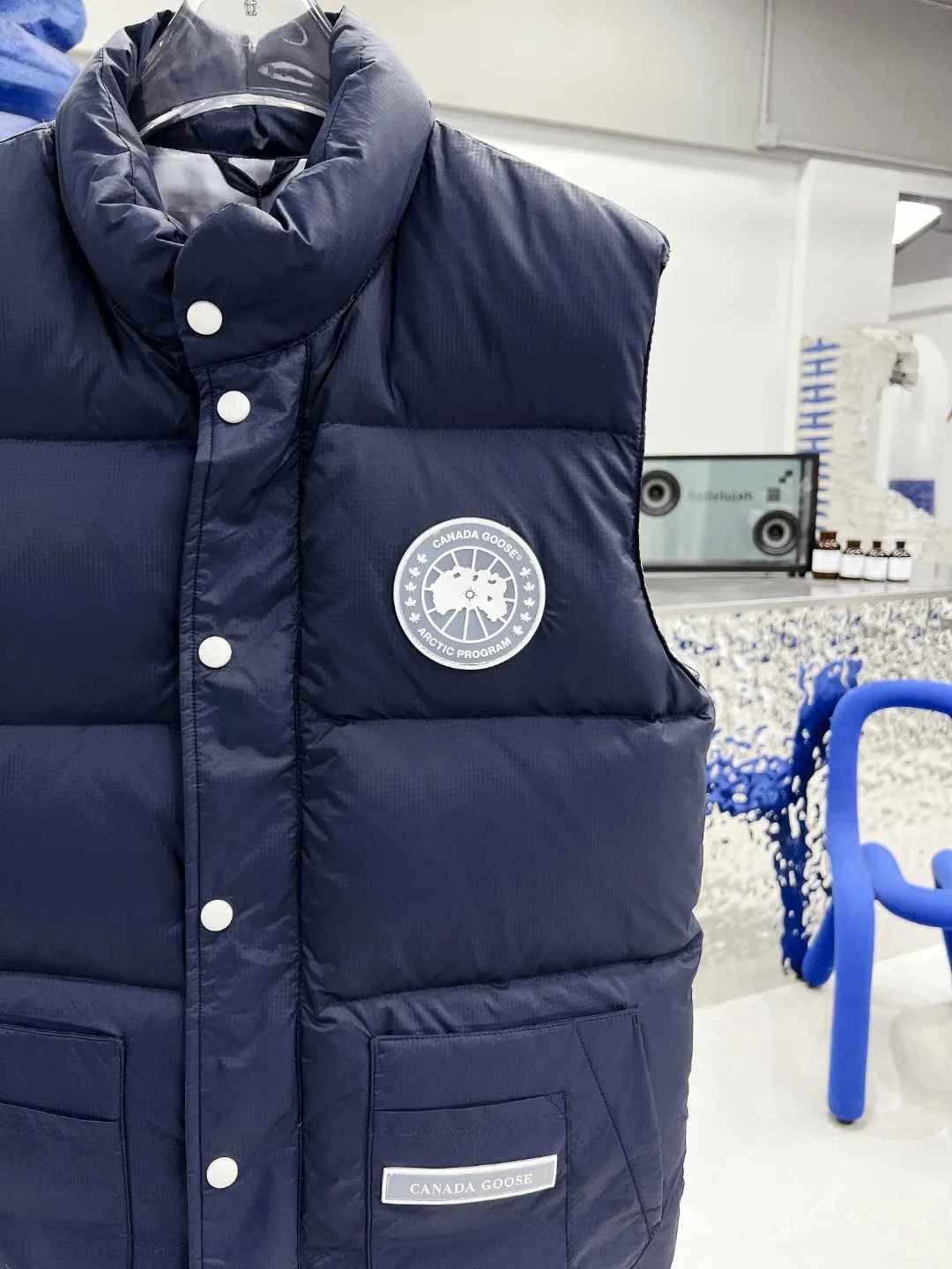 P480 𝗖𝗔𝗡𝗔𝗗𝗔 𝗚𝗢𝗢𝗦𝗘/Canada Goose White Label Glacier Vest Down Jacket Freestyle Vest THEICON This excellent down-filled vest can be freely layered with a variety of clothes, making it a favorite during the changing seasons. It's classic, versatile and provides excellent warmth. The Northern Lights capsule collection is reimagined in rich tones inspired by the stunning colors of Canada's north. The Glacial Haze capsule collection is revamped with a striking and layered color palette that evokes the feeling of being caught in the mist surrounding icebergs and glaciers. The top original replica version refers to the highest version in China (there is no one) (it is a piece of craftsmanship to make a piece of clothing that is ZP when placed in the counter) 1⃣ Made of original custom-made double plain 9500-100% nylon nylon fabric, windproof, waterproof and stain-resistant 2⃣ Filled with national standard Guangzhou Inspection white duck down, the amount of down is more than twice that of ordinary goods.  3⃣The zipper is customized from Yoshida YKK factory, with clear engraving and perfect and smooth texture. 4⃣Collar label, armband, back label, hangtag, complete anti-counterfeiting mark. Color: black, white, mood blue, melted water blue, graphite gray, purple. Size: XS S M L XL XXL